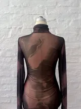 Vestido corto de microtul elastizado en color marrón con efecto degradado. Presenta cuello alto, mangas largas con terminación acampanada y bordes con acabado ondulado.