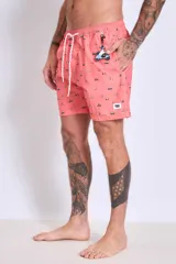 Short de baño de corte clásico en color celeste claro con estampado de pequeñas aves en tono oscuro. Cuenta con cintura elástica y un pequeño parche decorativo en el ruedo.