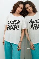 Remera negra de algodón con estampa frontal con la leyenda "COSA RARA" en color blanco, de corte holgado y mangas cortas.