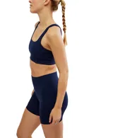 Bralette deportivo negro con escote cuadrado y espalda en V, confeccionado en tejido suave y transpirable. Presenta tirantes finos y banda inferior de soporte.