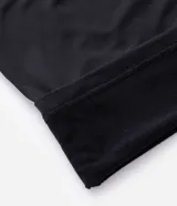 Remera deportiva térmica de hombre, color azul melange, de manga larga con corte raglán, cuello alto y cierre frontal parcial.