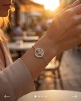 Pulsera de plata 925 con diseño de árbol de la vida en un dije circular rodeado de circonias cúbicas y cadena fina.