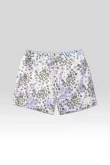 Short de baño blanco con estampado floral en tonos lila y marrón. Cuenta con cintura elástica ajustable con cordón, protección UV50, dos bolsillos laterales, un bolsillo trasero con cierre y suspensor de malla fina hipoalergénica.