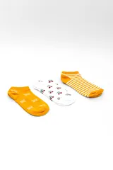 Pack de tres pares de medias cortas tipo ankle. Incluye un par amarillo con estampado de moños blancos, un par blanco con estampado de cerezas rojas y verdes, y un par con diseño de rayas horizontales amarillas y blancas.