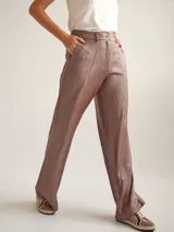 Pantalon de vestir de corte recto y tiro medio-alto, confeccionado en crepe con acabado metalizado lurex. Presenta pretina con detalle de sesgo a contratono, cierre frontal y bolsillos laterales.