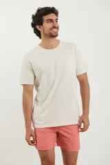 Remera color crudo de algodón, con cuello redondo y bolsillo en el pecho.