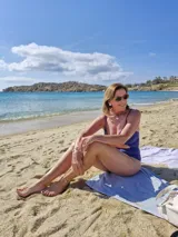 Brazalete rígido abierto de plata 925 con terminales en forma de caracolas.