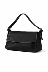 Cartera de hombro tipo baguette en color negro, con solapa frontal y correa ajustable con hebillas laterales.