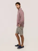 Bermuda de hombre de corte regular fit, color gris, con cierre de cremallera y botón, bolsillos laterales y traseros.