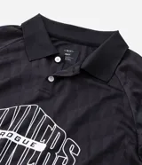 Polo de manga corta con cuello camisero y cierre frontal de botones. Presenta un diseño boxy fit con estampado gráfico en el pecho y detalle en la manga. Confeccionada en tejido técnico de microfibra.