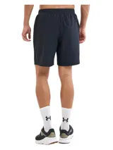 Shorts de running Under Armour modelo UA Launch 7, color negro, con diseño ligero, forro interior de malla, cintura elástica con cordón y logo reflectante de la marca en la pierna derecha.