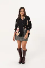 Camisa oversize negra con estampado floral, abotonada y con cuello camisero.