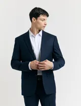 Ambo de corte clásico en color azul oscuro con sutil patrón de rayas verticales. Incluye saco de dos botones con solapas de muesca y bolsillos con solapa, junto con pantalón de vestir a juego de corte recto.