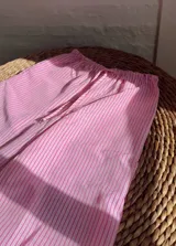 Pantalón de pijama largo rosado con rayas verticales blancas, cintura elástica y corte holgado.