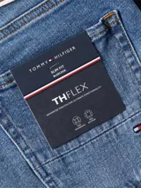 Pantalón de jean azul de corte recto, con efecto desgastado, cinco bolsillos y cierre de botón y cremallera. Confeccionado en algodón y elastano.