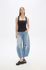 Top sin mangas de poliamida, con cuello recto y diseño ajustado al cuerpo.