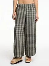 Pantalón a cuadros verde y gris, de lino, con pretina elástica, tiro medio-bajo y bolsillos laterales.