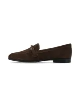 Mocasín de estilo tailor de cuero gamuza color marrón chocolate, con hebilla forrada y costuras tradicionales.