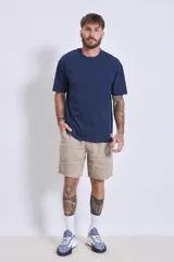 Bermuda color beige confeccionada en lino, con bolsillos laterales y traseros.