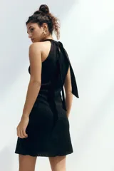 Vestido mini negro de punto arrugado, con escote halter y cuello elevado.