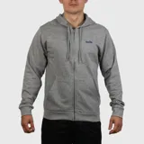 Campera deportiva con capucha y cierre frontal, color gris melange. Presenta un pequeño logo bordado en azul oscuro en el pecho. Tiene bolsillos canguro frontales y puños y cintura acanalados.