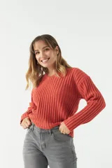 Sweater color beige de tejido de punto acanalado, con escote en V y corte ligeramente holgado.