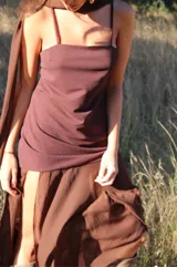 Vestido marrón con base de crepé asimétrico y capa de gasa, incluye chal o corbatín a juego.