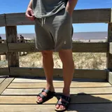 Short de tejido texturizado color verde oliva con cordón ajustable en la cintura y logo bordado en blanco.