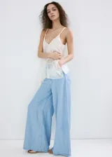 Jeans de corte palazzo y tiro regular, confeccionados en denim suave de color celeste claro.