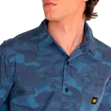 Camisa de hombre CAT de manga corta con estampado camuflado en tonos azules. Tiene un bolsillo en el pecho con el logo de CAT y cierre con botones.