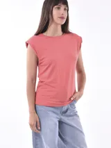 Remera sin mangas color coral, con cuello redondo y hombreras que le dan una estructura definida.