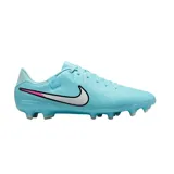 Championes de fútbol Nike Tiempo Legend 10 Academy, color celeste claro con logo Nike Swoosh blanco ribeteado en negro y detalle en rosa fucsia en el talón. Poseen tapones moldeados para césped firme (FG).