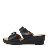 Sandalias de plataforma con taco cuña, color beige con textura tipo reptil. Presentan dos tiras anchas ajustables con hebillas metálicas doradas y plantilla acolchada.