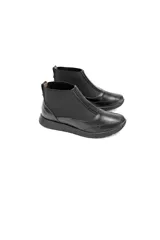 Botín tipo Chelsea de caña baja, color negro, confeccionado en cuero vacuno liso con inserciones de tejido elástico en los laterales y detalle texturizado efecto escama en el talón. Cuenta con plataforma ligera y plantilla de látex para mayor confort.