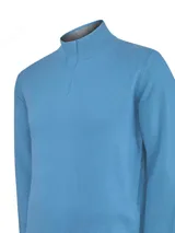 Sweater de cuello alto con medio cierre color celeste, confeccionado en hilado italiano de lana y cashmere.