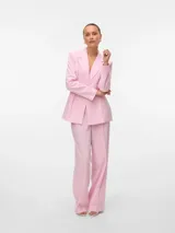 Blazer de color rosa claro, con solapa clásica, cierre frontal de un botón y corte ajustado a la cintura con pinzas.