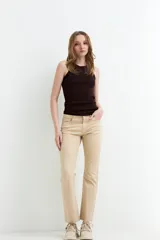 Musculosa en tejido rib color beige, de corte ajustado y cuello redondo.