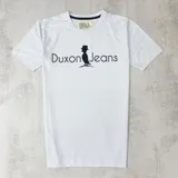 Remera blanca de mangas cortas con estampa del logo de la marca Duxon Jeans en color gris y negro.