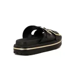 Sandalias planas negras con plataforma gruesa y dos tiras anchas ajustables con hebillas cuadradas doradas. La plataforma tiene un detalle de línea dorada.