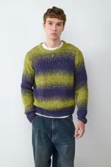 Sweater de punto grueso con cuello redondo y diseño de franjas horizontales con efecto tie-dye en tonos verde y violeta.