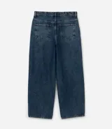 Pantalón baggy de jean azul, con bolsillos delanteros tipo cuchillo y bolsillos traseros.