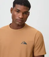 Remera deportiva Get Over de poliamida texturizada color tostado, con cuello redondo, mangas cortas y estampa localizada en el frente.