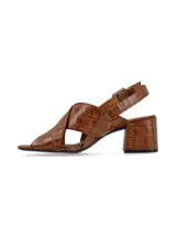 Sandalia de cuero con textura de reptil en color camel, con diseño de tiras cruzadas en el empeine, taco cuadrado y cierre de pulsera con hebilla metálica.