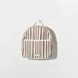 Mochila pequeña con estampado a rayas verticales en tonos blanco, negro y amarillo. Tiene un bolsillo frontal con cierre y correas ajustables.