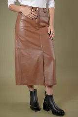 Pollera midi de cuero ovino con diseño tipo jean, cierre frontal con botón y tajo central.