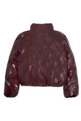 Campera puffer de corte recto con acabado brillante efecto gloss, cierre frontal completo y cuello clásico.