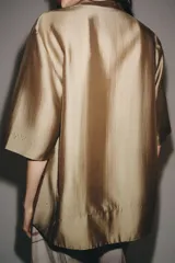 Blusa fluidia de manga corta ZW Collection, confeccionada en mezcla de lyocell, color marrón con cuello redondo y cierre frontal parcial con botones.