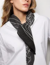 Pañuelo o pashmina cuadrado, color negro con estampado de líneas blancas que simulan costuras o puntadas. El tejido es plisado.
