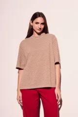 Remera marrón con rayas horizontales blancas, cuello redondo y mangas cortas.