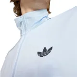 Campera deportiva Adidas Firebird color celeste con cierre frontal, cuello alto y bolsillos laterales con cierre. Presenta las icónicas tres tiras negras en los hombros y mangas, y el logo del trifolio bordado en el pecho.